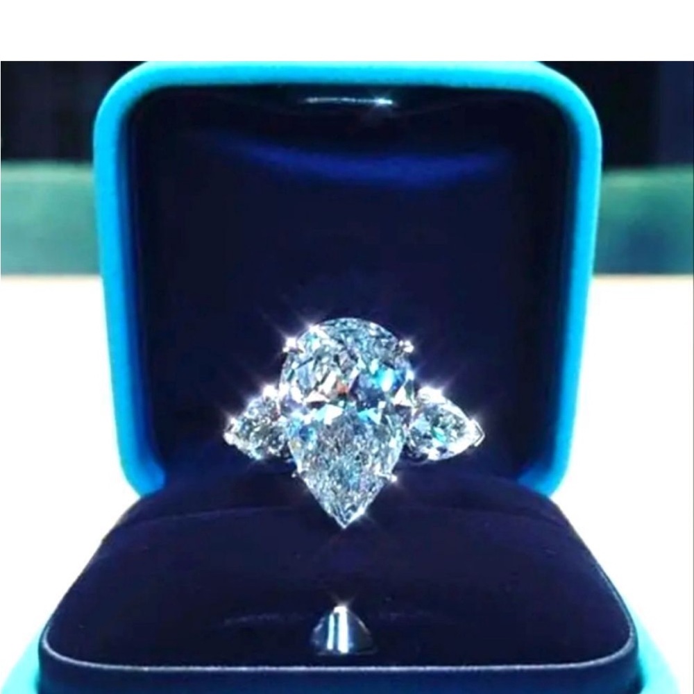 Elegant diamond wedding ring